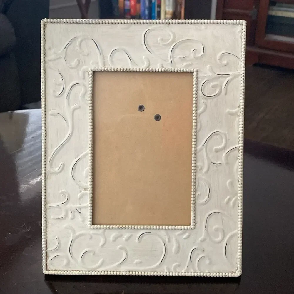 Vintage pier 1 cream chalk painted metal swirl 4X6 photograph frame‎